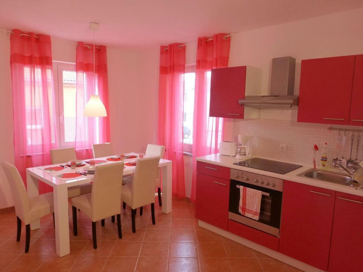 Apartments Kvesic سيلو المظهر الخارجي الصورة