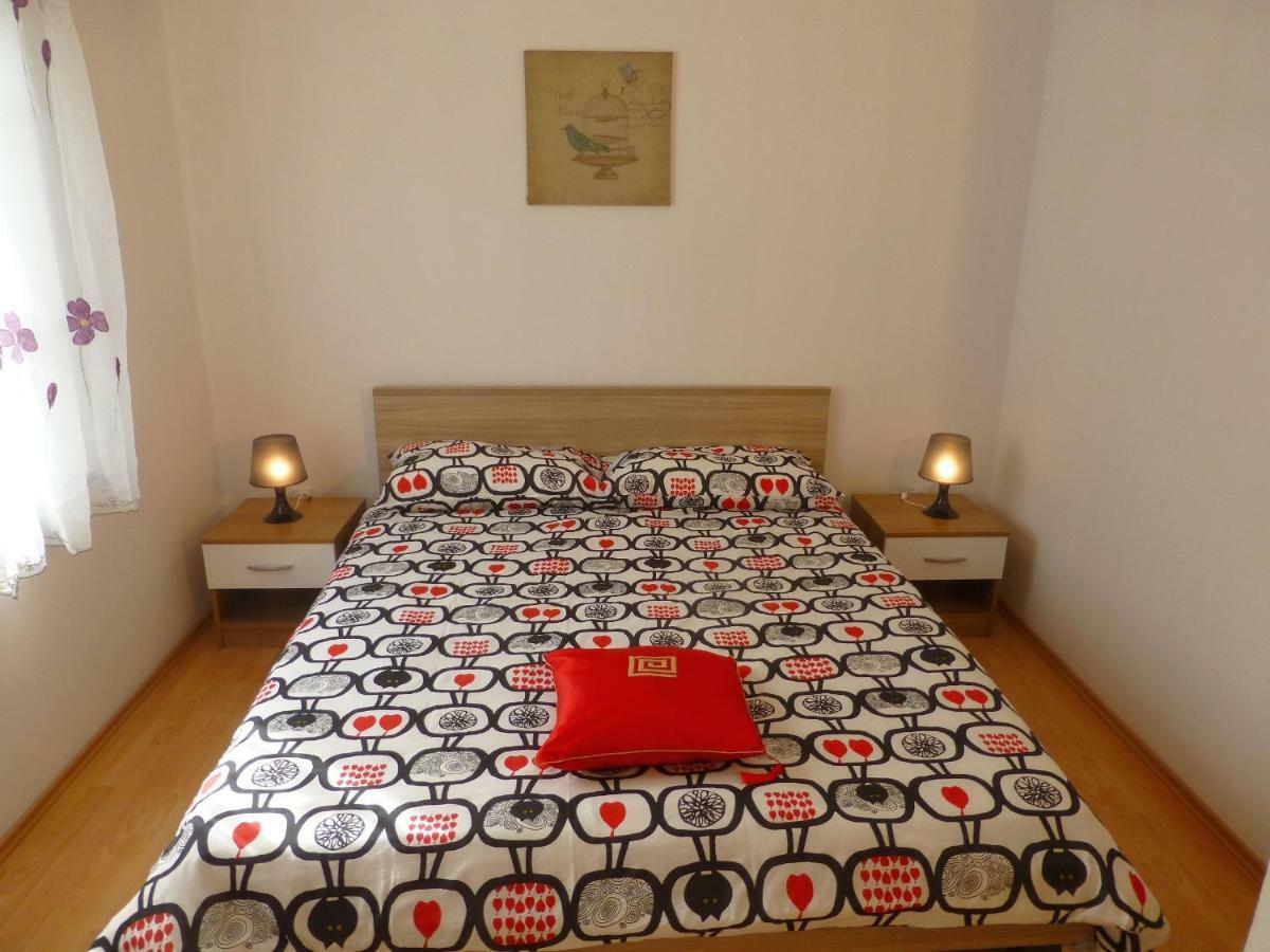 Apartments Kvesic سيلو المظهر الخارجي الصورة